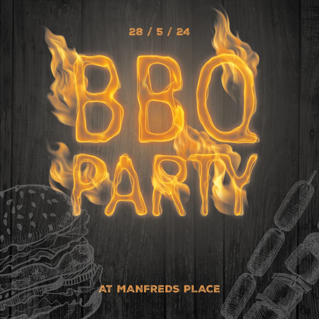 Der flammende Text BBQ PARTY steht auf einem dunklen Holzhintergrund, mit einer Burger-Illustration links, Würstchen am Spieß rechts und dem Datum 28.5.24 und At Manfreds Place darunter - perfekt für Gästemanagement mit eventpage.ai. - eventpage.ai