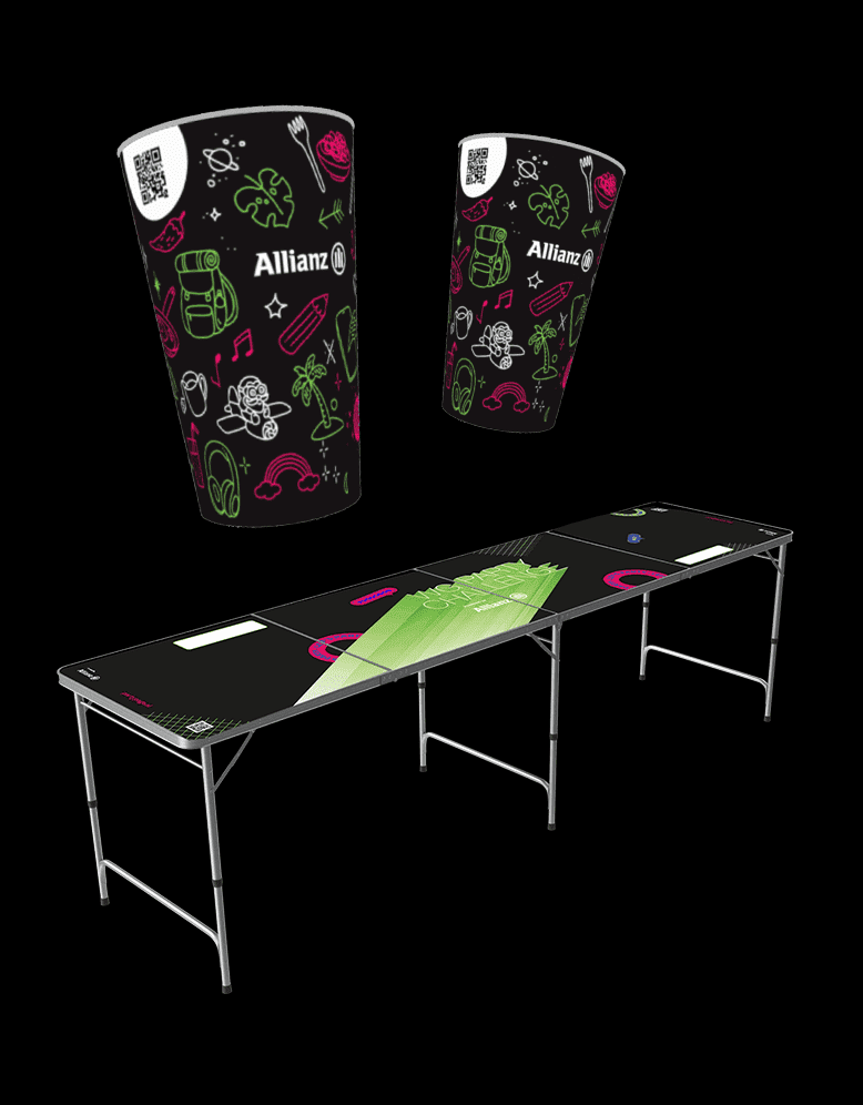 Zwei schwarze Tassen mit bunten Kritzeleien und Allianz Logos stehen über einem langen schwarzen Klapptisch mit grünem geometrischem Muster und rosa Akzenten, ideal für das Gästemanagement oder zur Präsentation kreativer eventpage.ai-Setups - alles vor einem schlichten schwarzen Hintergrund. - eventpage.ai