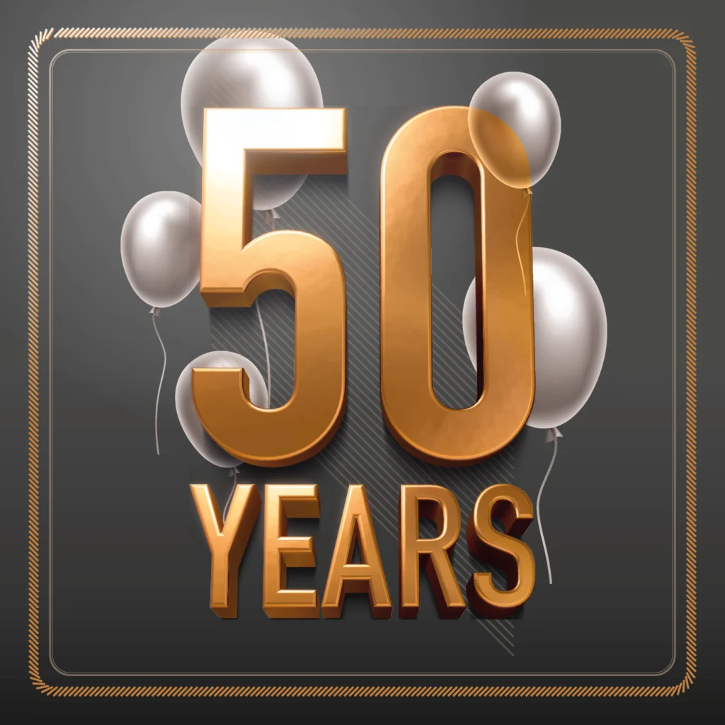 Goldener 50 YEARS Text mit silbernen Luftballons im Hintergrund auf einem dunklen, eleganten, quadratischen Rahmen mit einem goldfarbenen Rand, der ein 50-jรคhriges Jubilรคum oder einen Meilenstein feiert - perfekt fรผr Gรคstemanagement oder die Verwendung auf eventpage.ai. - eventpage.ai
