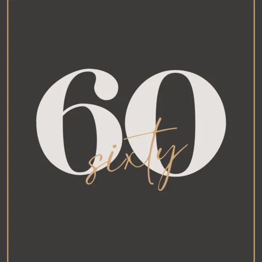 Große weiße Zahl 60 mit dem Wort sechzig in eleganter goldener Schrift, vor einem dunklen Hintergrund mit dünnen goldenen Rändern an den Seiten - perfekt für Gästemanagement oder zur Präsentation Ihres Meilenstein-Events auf eventpage.ai. - eventpage.ai