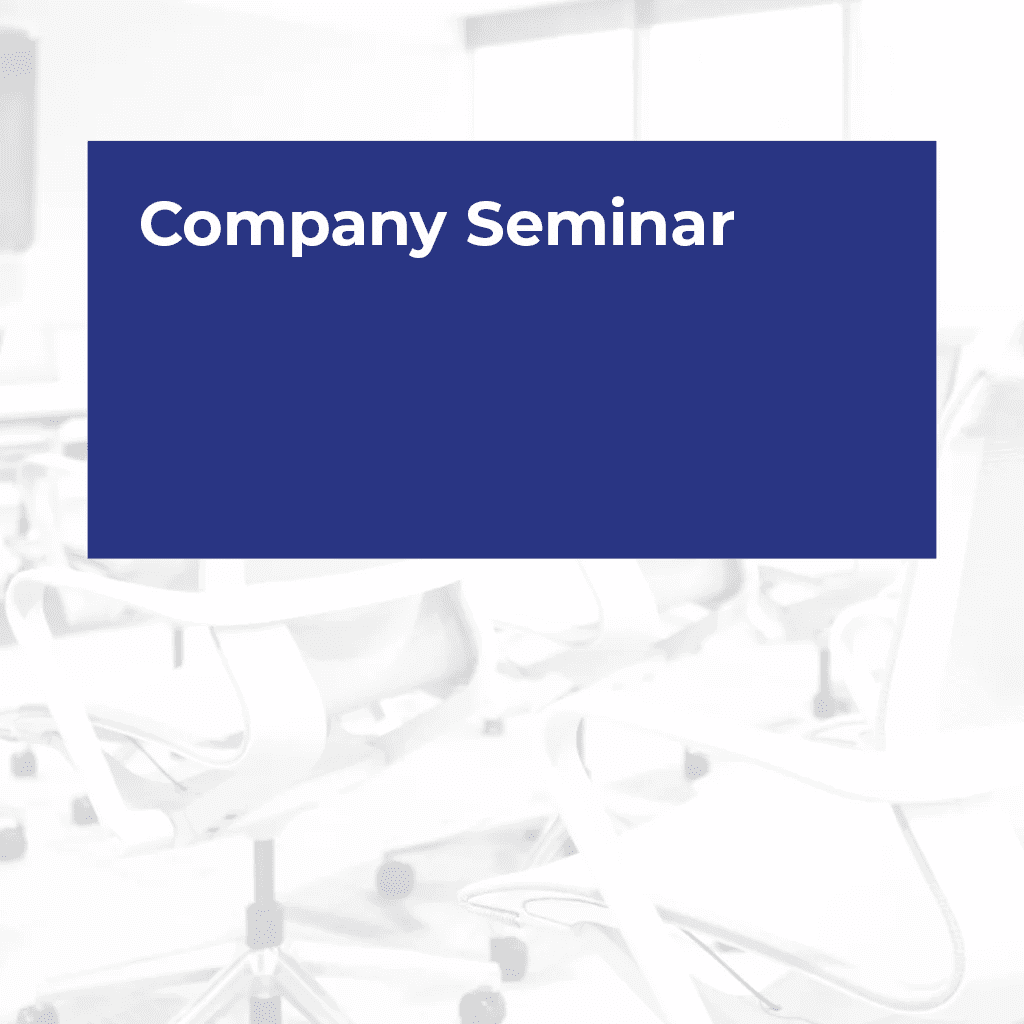 Ein großes blaues Rechteck mit dem weißen Text Firmenseminar überlagert einen unscharfen Hintergrund mit leeren Bürostühlen und Schreibtischen in einem Besprechungsraum und hebt die Funktionen von Gästemanagement powered by eventpage.ai hervor. - eventpage.ai