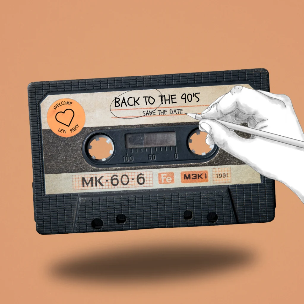 Eine Hand schreibt BACK TO THE 90S auf eine Vintage-Kassette mit der Aufschrift MK-60-6, mit einem Aufkleber mit der Aufschrift WELCOME, LET'S PARTY auf einem orangefarbenen Hintergrund - perfekt für die Präsentation von Gästemanagement mit eventpage.ai. - eventpage.ai
