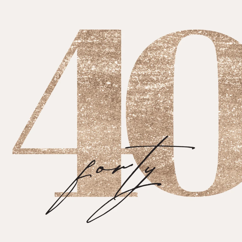 Große, strukturierte goldene Zahlen 40 mit dem Wort vierzig in eleganter schwarzer Kursivschrift über dem unteren linken Teil der Zahlen auf einem hellen Hintergrund - perfekt, um Meilensteine auf Ihrer Gästemanagement eventpage.ai Feier zu präsentieren. - eventpage.ai