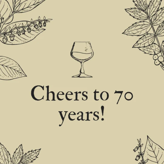 Beigefarbener Hintergrund mit schwarzer Liniengrafik von Blättern und Beeren in den Ecken. Eine Weinglas-Illustration befindet sich über dem Text: "Prost auf 70 Jahre!" in fetter, eleganter Schrift - perfekt für Ihr Gästemanagement auf eventpage.ai. - eventpage.ai